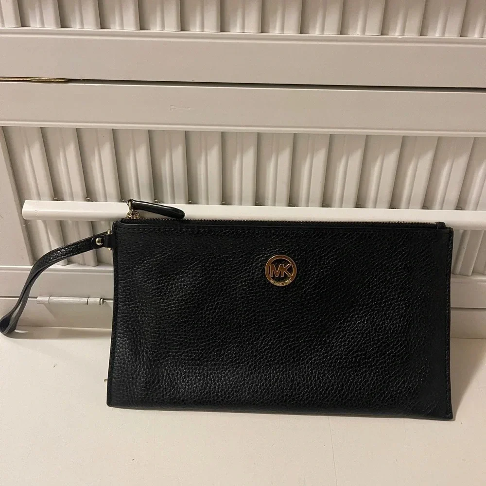 MICHAEL KORS Fulton Solid Black Leather Zip Clutch Wristlet EUC